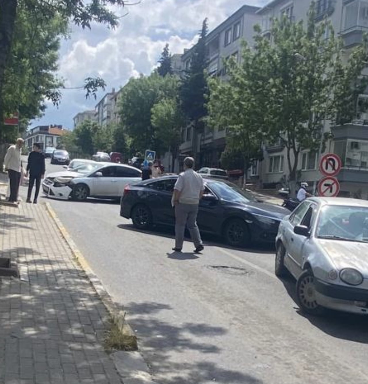 KAZA, SAAT 14.30 SIRALARINDA İSTİKLAL MAHALLESİ BÜKLÜM CADDESİ ÜZERİNDE MEYDANA GELDİ. EDİNİLEN...
