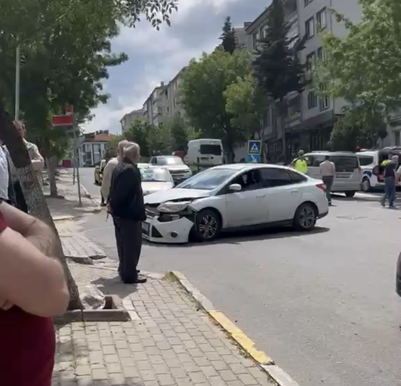 KAZADA YARALANAN OLMAZKEN, ARAÇLARDA MADDİ HASAR MEYDANA GELDİ. KAZA NEDENİYLE TRAFİK KISA...