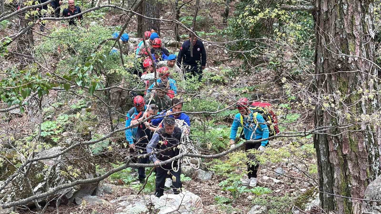KAZDAĞLARI'NDA MANTAR TOPLARKEN KAYALIKLARDAN DÜŞEREK HAYATINI KAYBEDEN VATANDAŞIN CENAZESİNE...