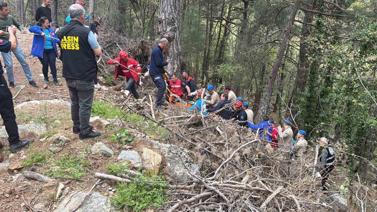 KAZDAĞLARI'NDA MANTAR TOPLARKEN KAYALIKLARDAN DÜŞEREK HAYATINI KAYBEDEN VATANDAŞIN CENAZESİNE...