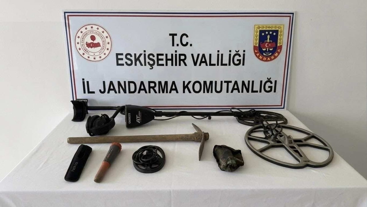 KAZI ALANINDA YAPILAN İNCELEMELERDE ŞÜPHELİLERE AİT OLDUĞU TESPİT EDİLEN 1 ADET DEDEKTÖR, 1 ADET...