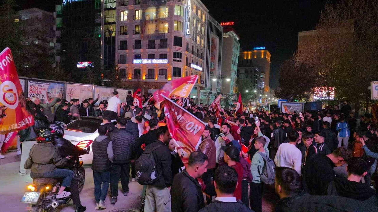 KAZIM KARABEKİR CADDESİ'NDE YOĞUNLUK OLUŞTURAN TARAFTARLAR, ŞAMPİYONLUĞU KUTLADI