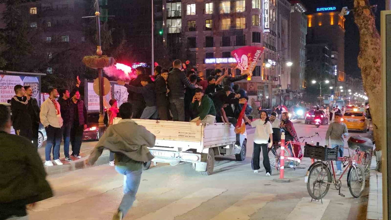 KAZIM KARABEKİR CADDESİ'NDE YOĞUNLUK OLUŞTURAN TARAFTARLAR, UZUN ARAÇ KONVOYLARIYLA ŞEHİR TURU...