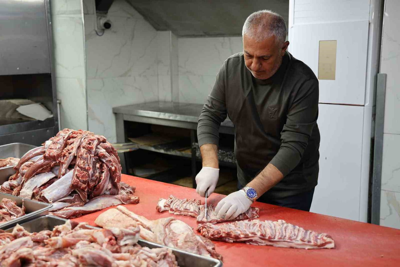 KEBAPÇI YAŞAR AYDIN, İLK GÜNKÜ ETLE ADANA KEBABI YAPILMASININ LEZZET AÇISINDAN UYGUN OLMADIĞINI...