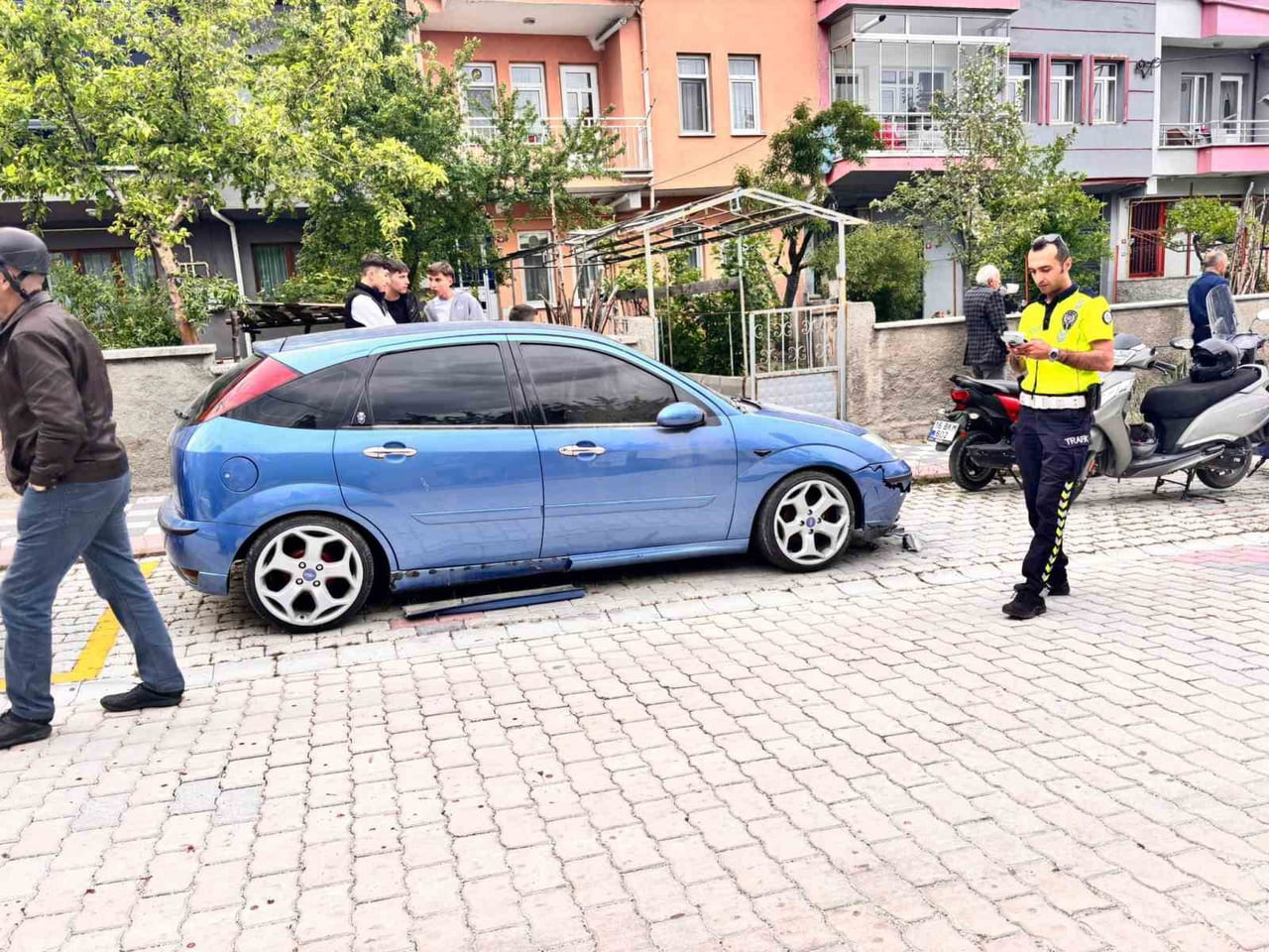 KEDİDEN KAÇARKEN PARK HALİNDEKİ OTOMOBİLE ÇARPTILAR