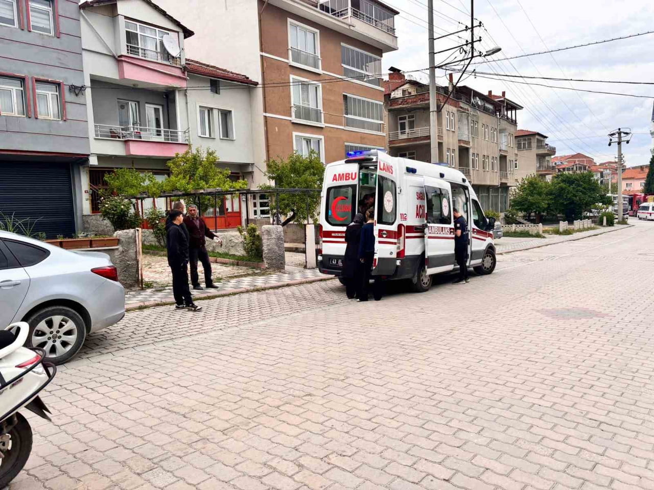 KEDİDEN KAÇARKEN PARK HALİNDEKİ OTOMOBİLE ÇARPTILAR