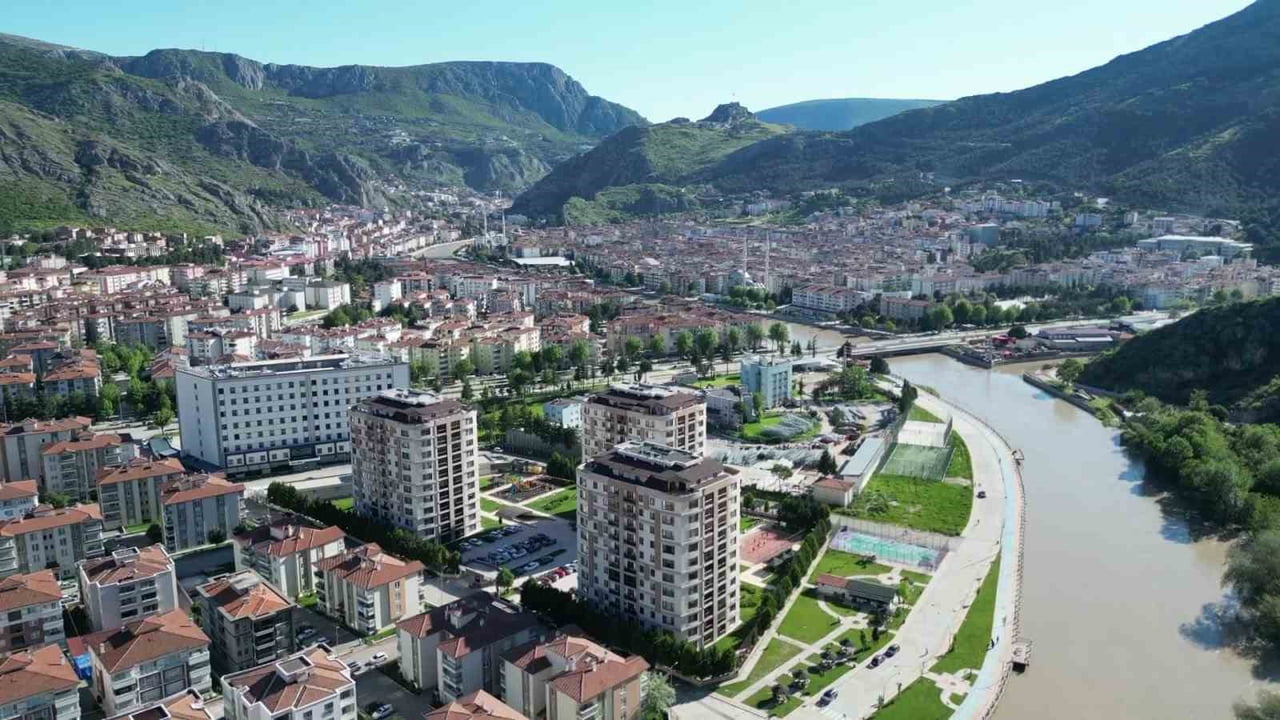 KENTTEN, SU SEVİYESİNİN YAKIN OLDUĞU MAHALLEDEN DRON GÖRÜNTÜSÜ