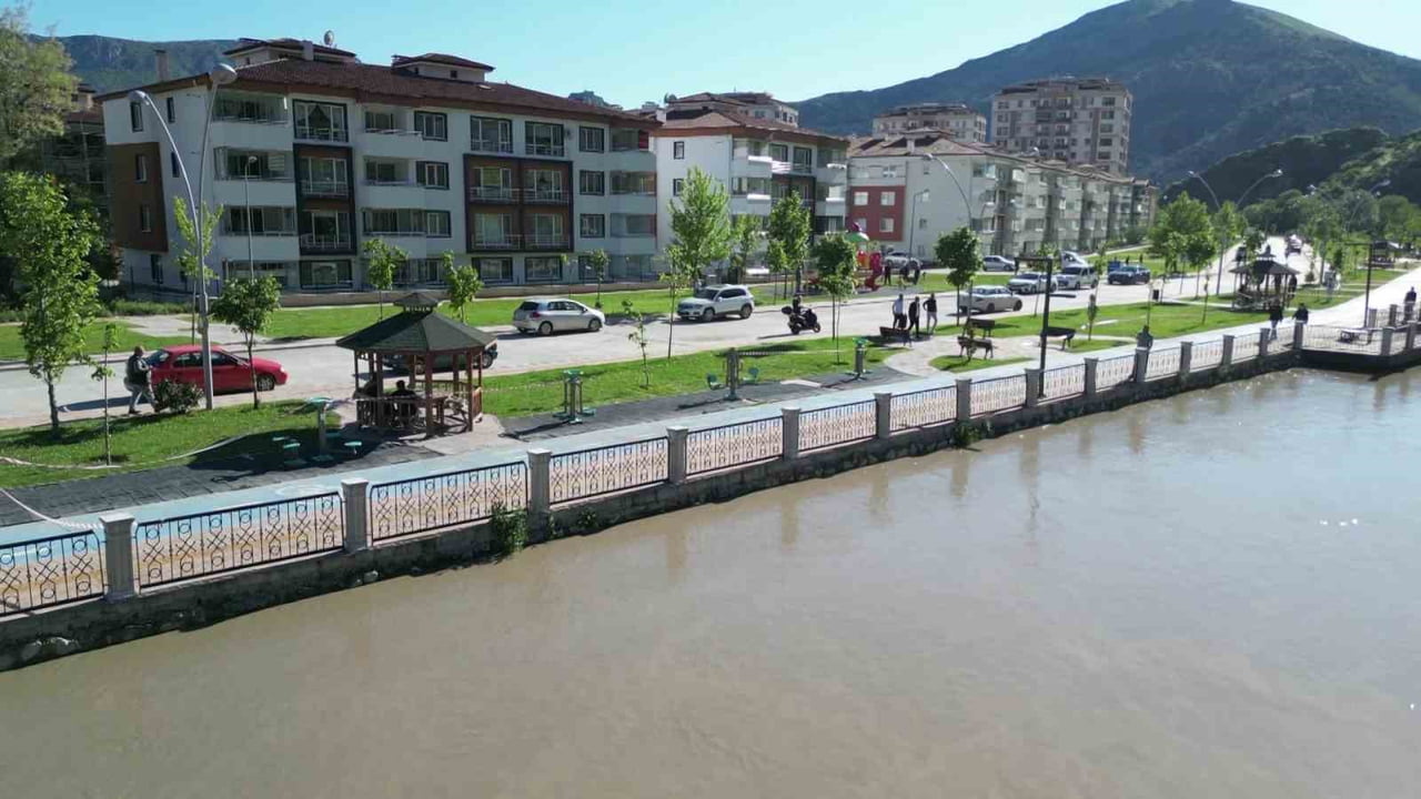 KENTTEN, SU SEVİYESİNİN YAKIN OLDUĞU MAHALLEDEN DRON GÖRÜNTÜSÜ