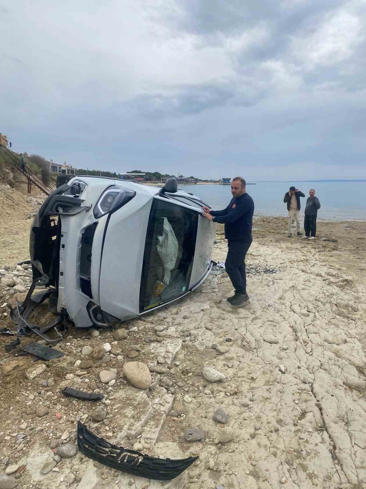 KEŞAN’DA KONTROLDEN ÇIKAN OTOMOBİL ŞARAMPOLDEN KUMSALA DÜŞTÜ