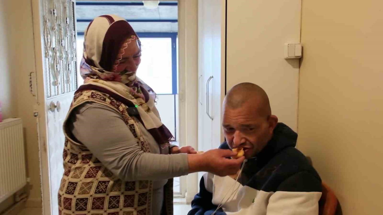 KEZİBAN DEMİR YUMRUK, 48 YILDIR ENGELLİ OĞLU MEMET’E SABIRLA, ŞEFKATLE,  İNANÇLA VE SEVGİYLE...
