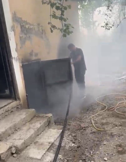 KİLER YANGININDA ANNE KEDİ VE YAVRULARI KURTARILDI