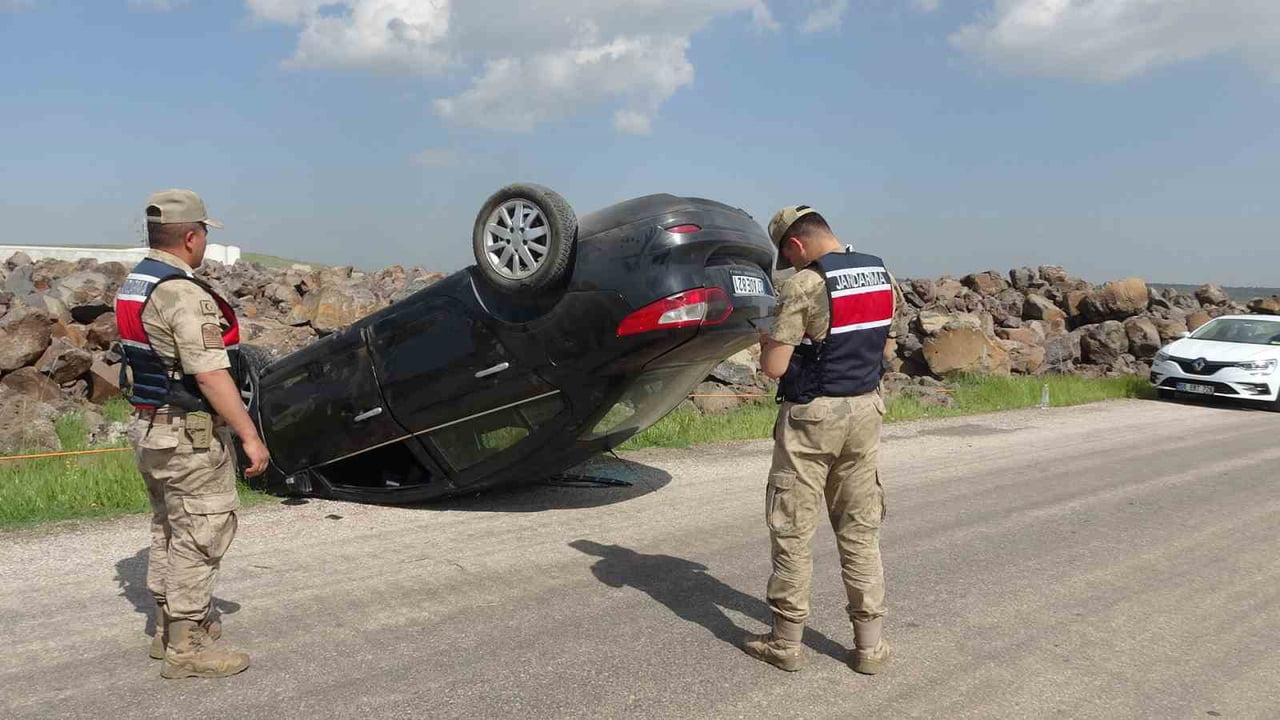 KİLİS'TE KONTROLDEN ÇIKAN OTOMOBİLİN YOL KENARINDA TAKLALAR ATMASI SONUCU 5 KİŞİ YARALANDI.