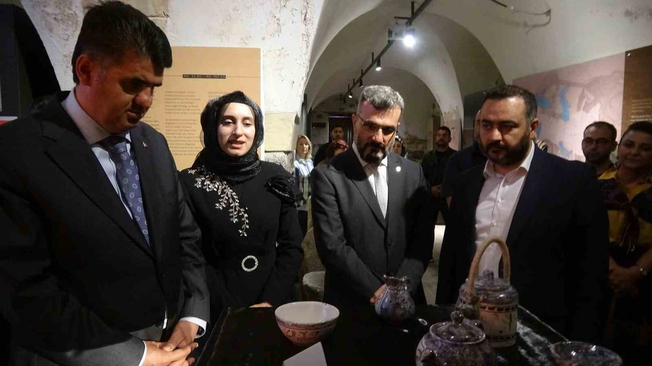 KİLİS'TE "ANADOLU'NUN BELLEK İZLERİ: OYLUM HÖYÜK'TEN ÇAĞDAŞ SERAMİK YORUMLARI" SERGİSİNİN AÇILIŞI...