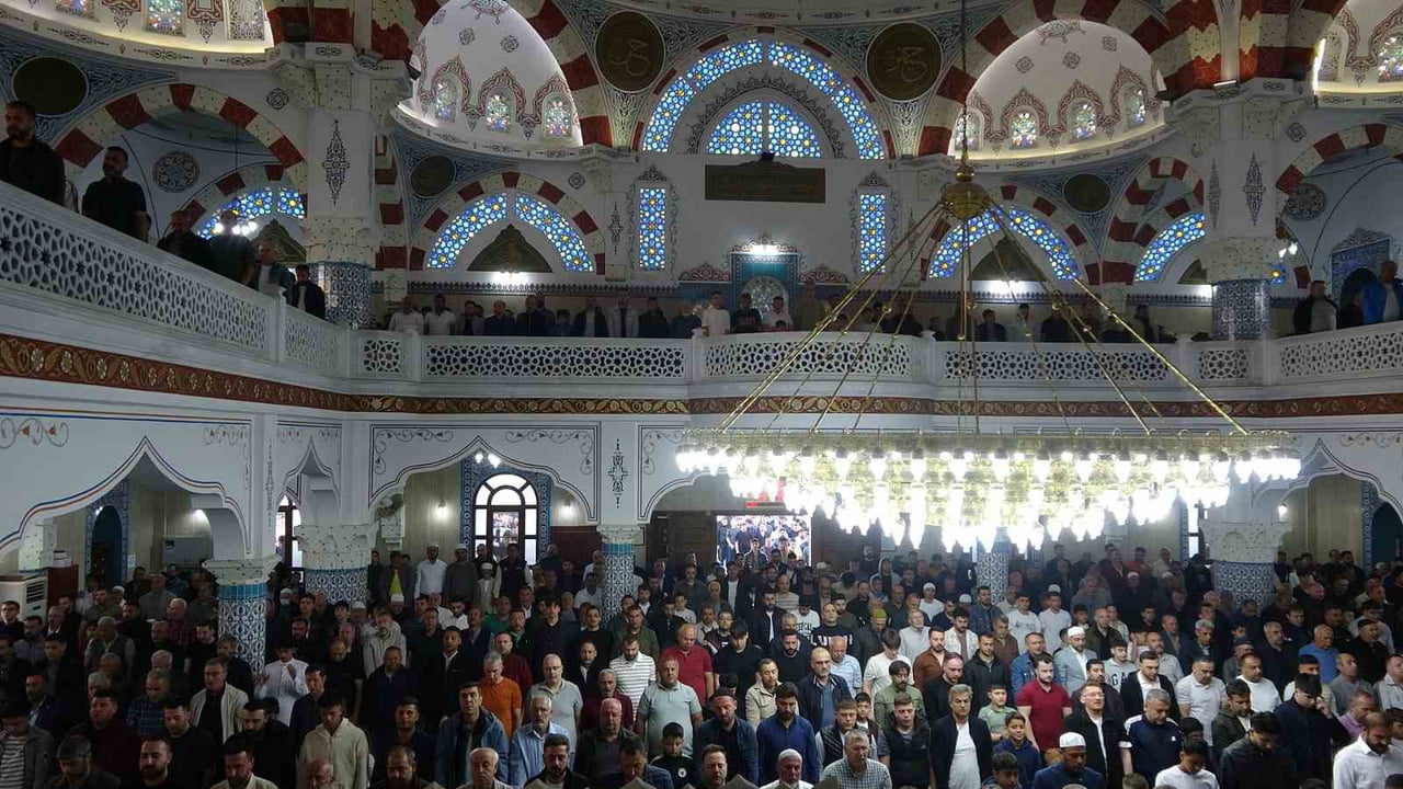 KİLİS’TE BAYRAM NAMAZINDA CAMİLER DOLDU TAŞTI