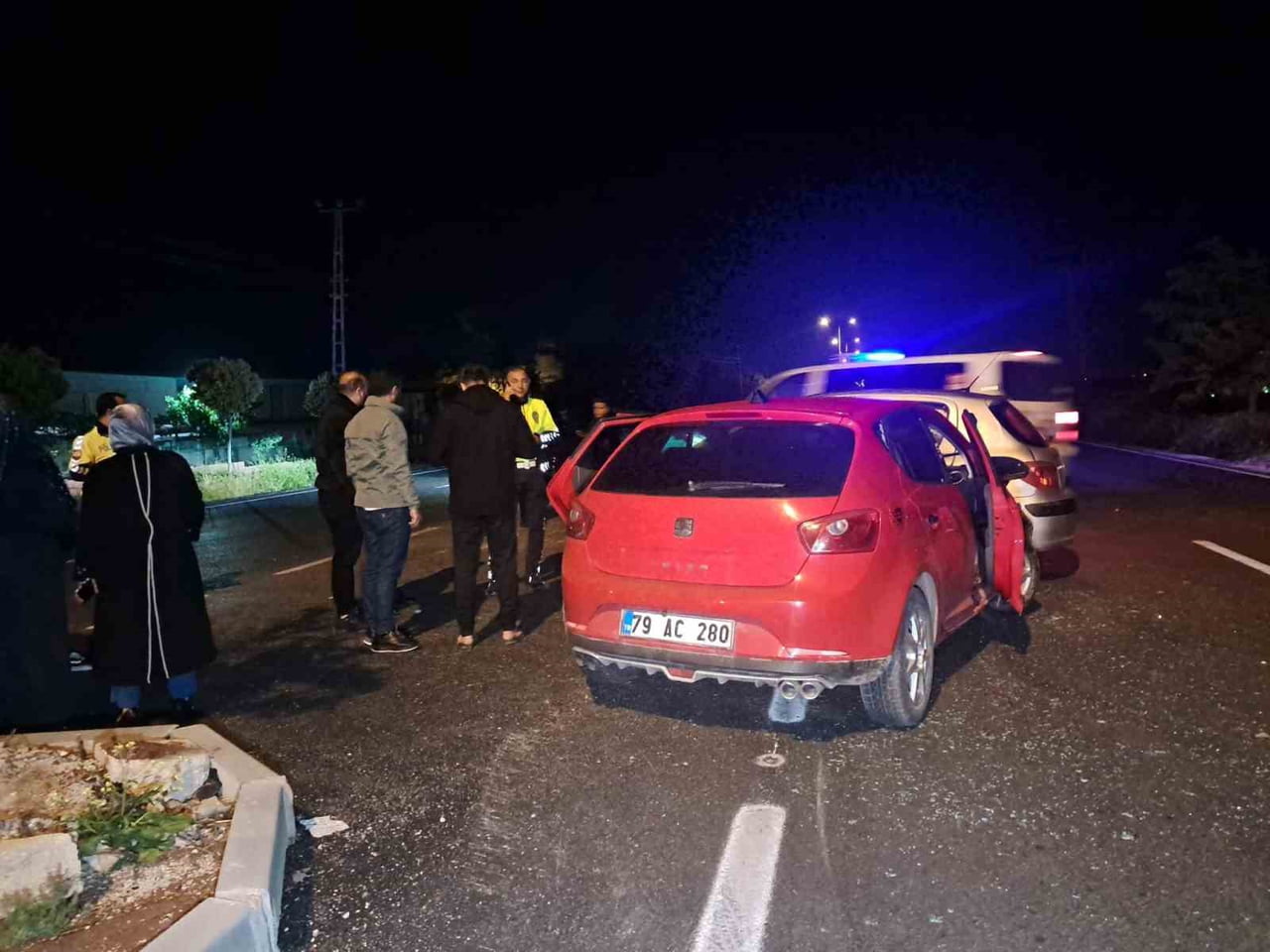 KİLİS’TE İKİ OTOMOBİL ÇARPIŞTI: 4 YARALI