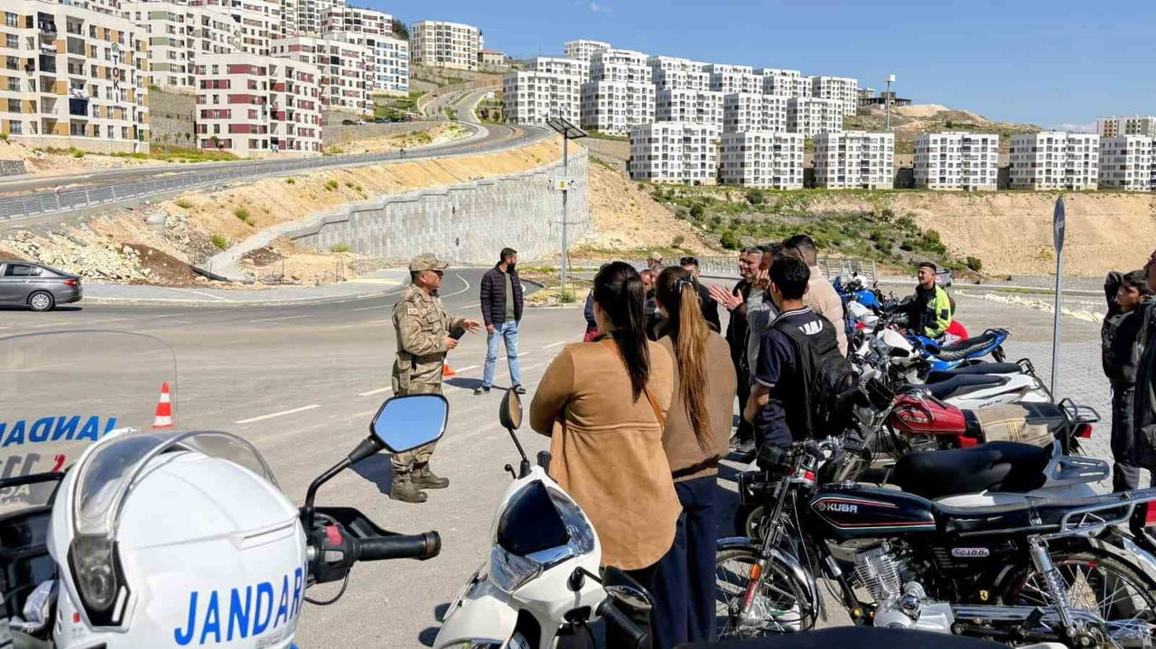 KİLİS’TE JANDARMA EKİPLERİ TARAFINDAN MOTOSİKLET SÜRÜCÜLERİNE YÖNELİK GERÇEKLEŞTİRİLEN EĞİTİM VE...