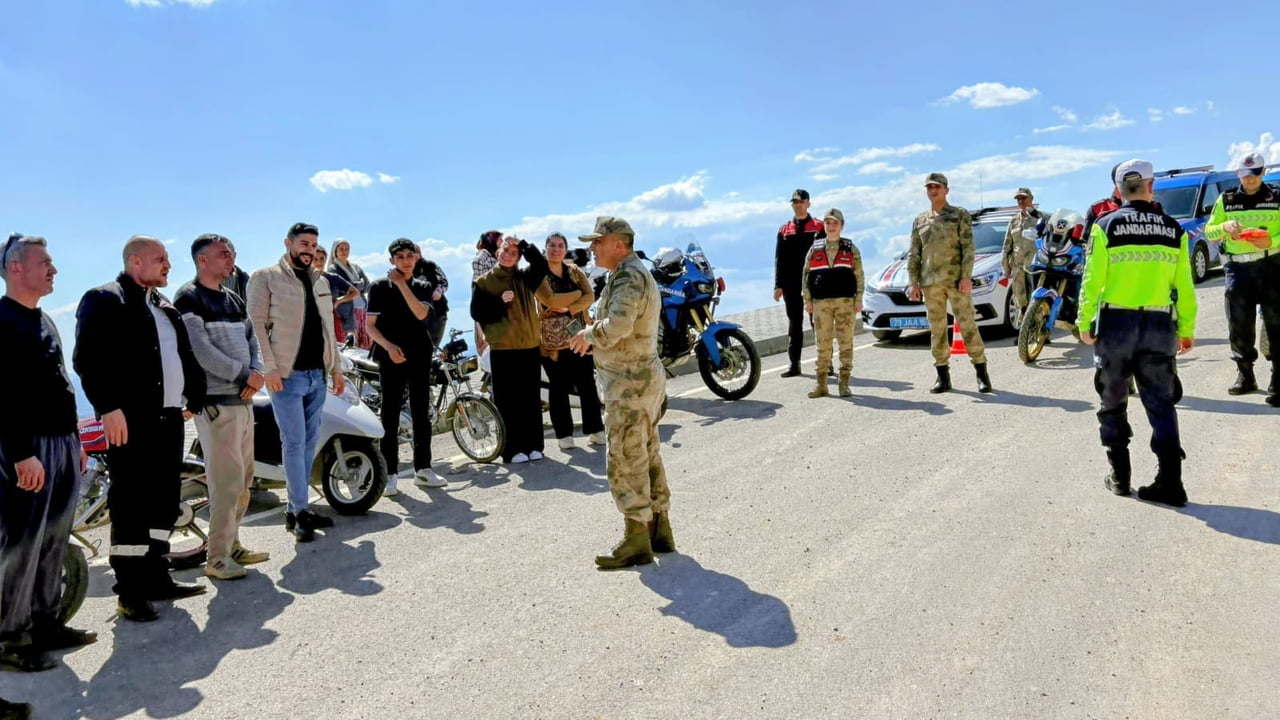 KİLİS’TE JANDARMA EKİPLERİ TARAFINDAN MOTOSİKLET SÜRÜCÜLERİNE YÖNELİK GERÇEKLEŞTİRİLEN EĞİTİM VE...