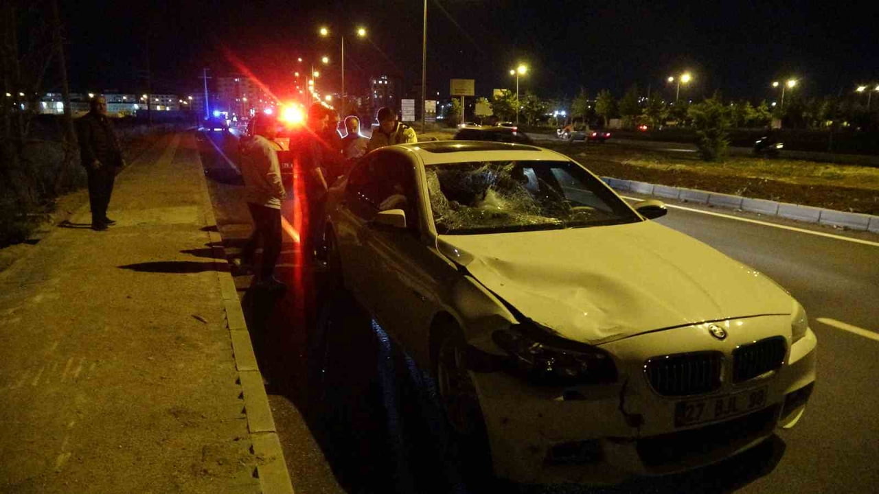 KİLİS’TE MOTOSİKLET İLE OTOMOBİL ÇARPIŞTI: 2 YARALI