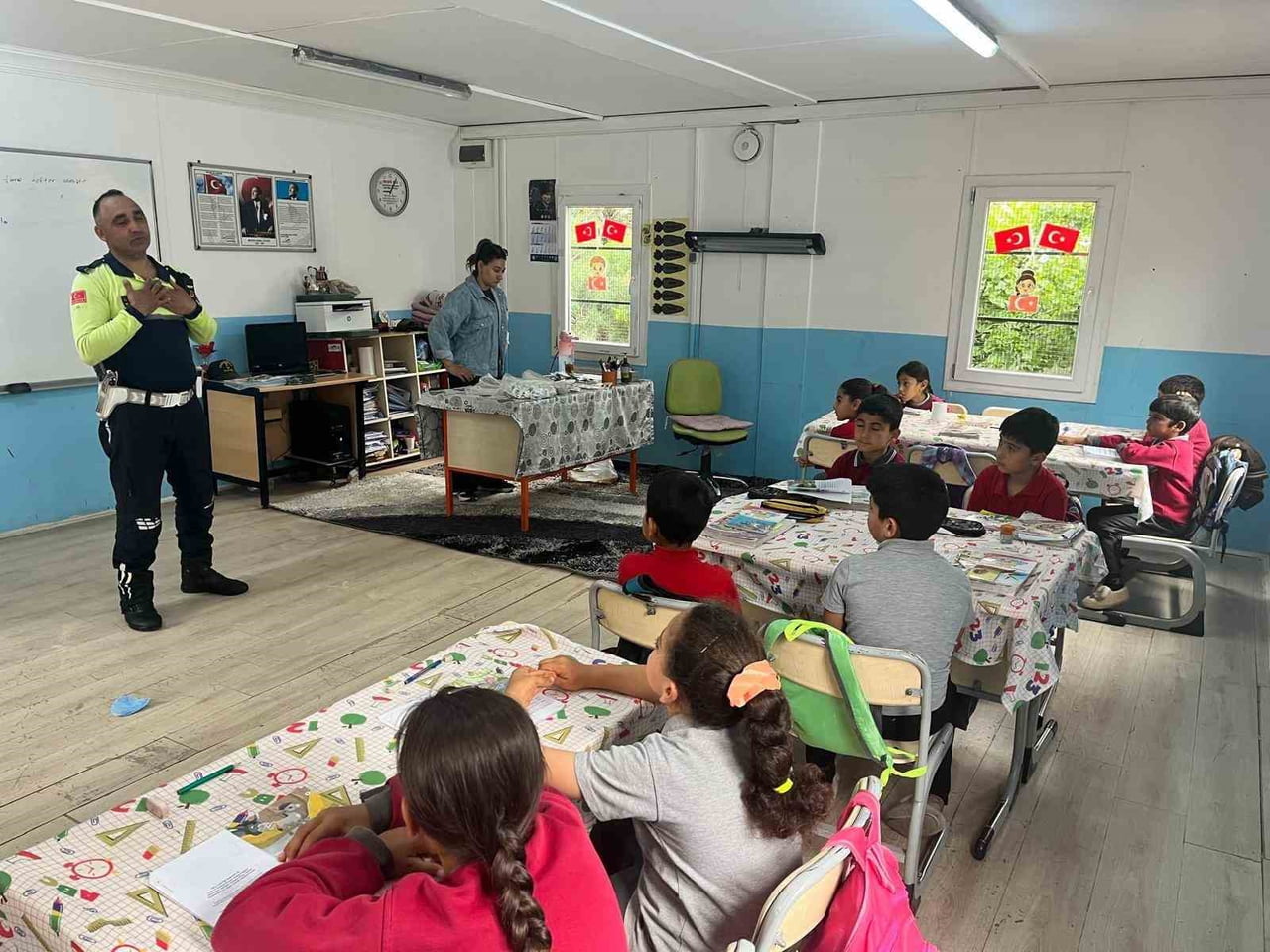 KİLİS’TE ÖĞRENCİLERE TRAFİK EĞİTİMİ VERİLDİ, SERVİS ARAÇLARI DENETLENDİ