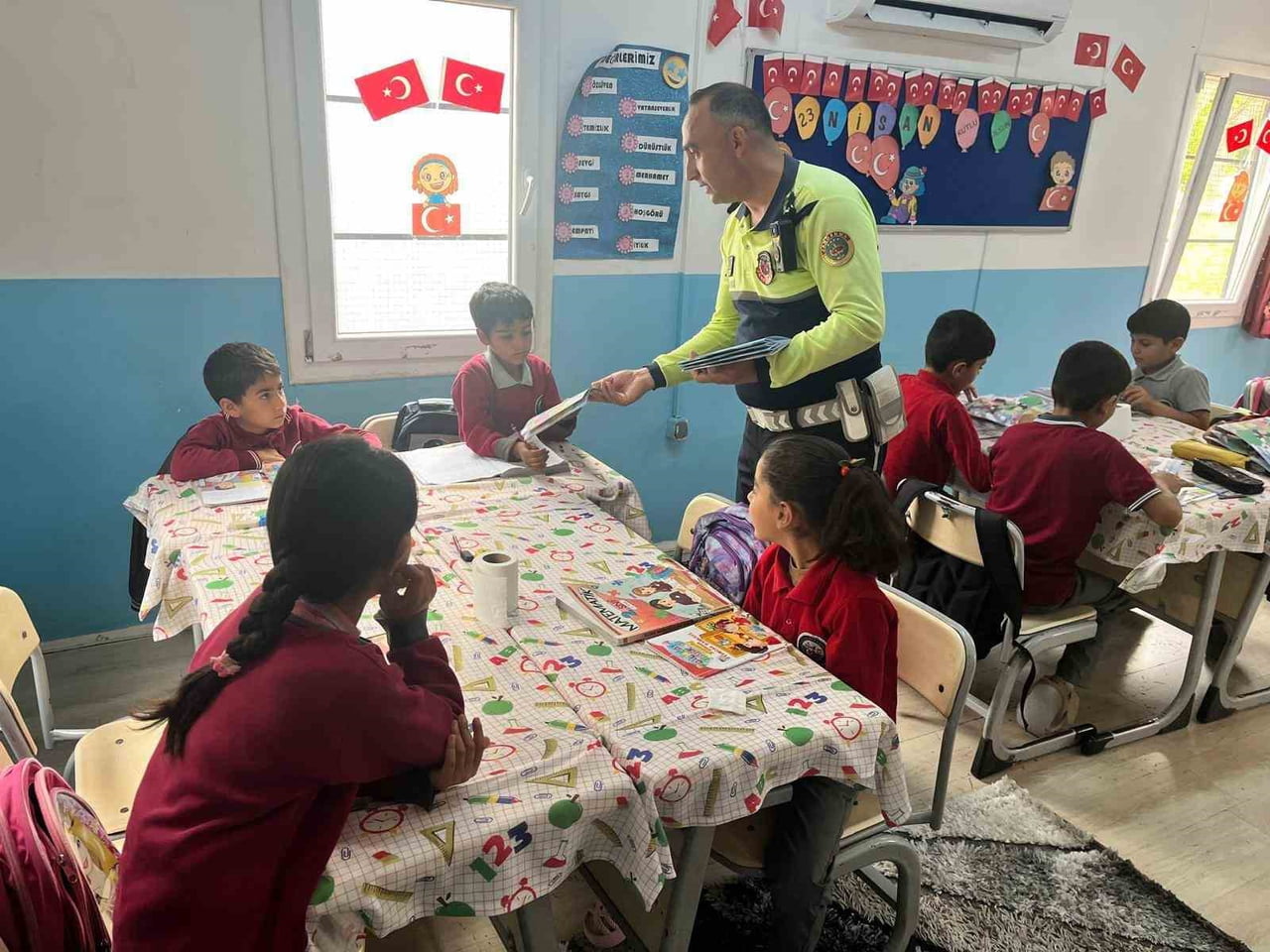KİLİS’TE ÖĞRENCİLERE TRAFİK EĞİTİMİ VERİLDİ, SERVİS ARAÇLARI DENETLENDİ
