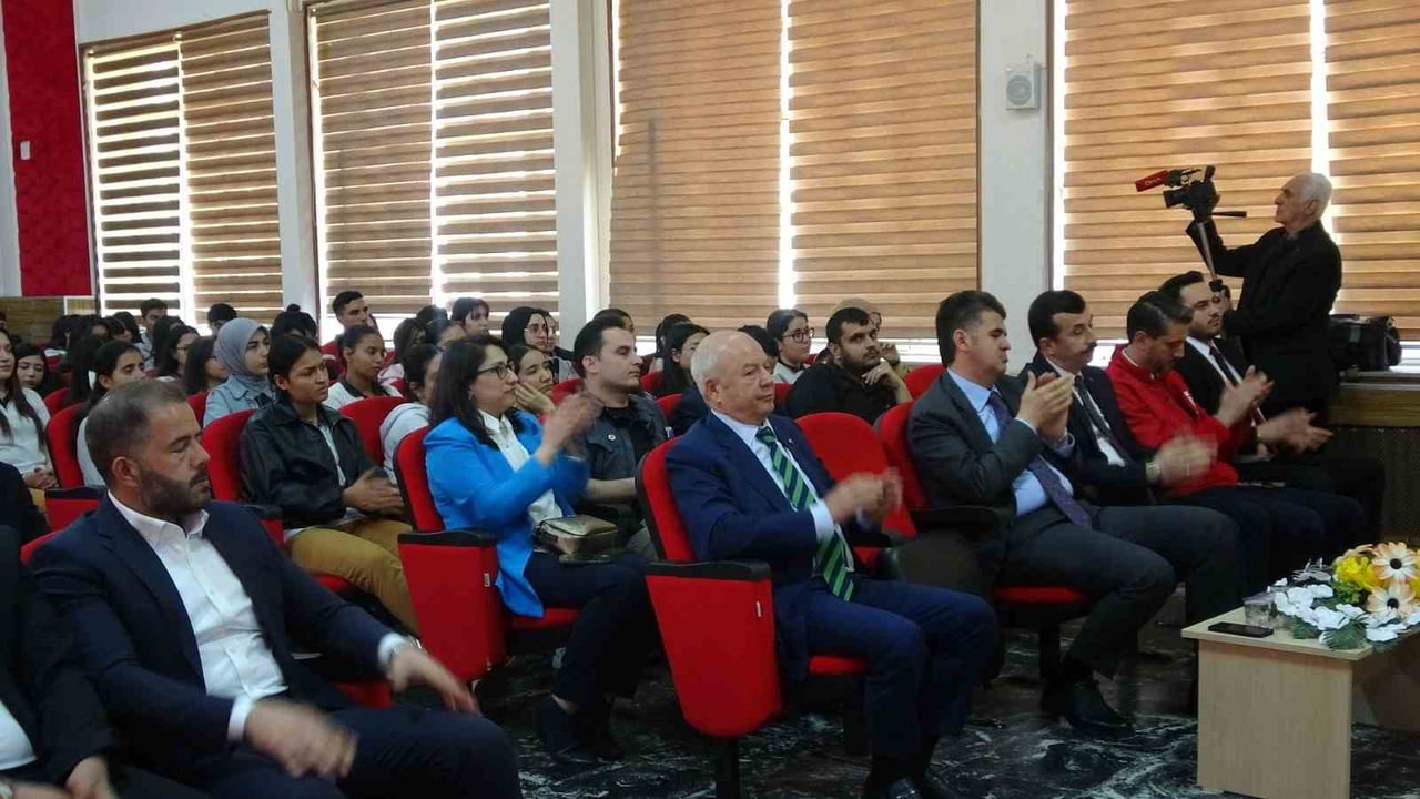 KİLİS’TE ÖĞRENCİLERE YÖNELİK 15 TEMMUZ KONFERANSI DÜZENLENDİ