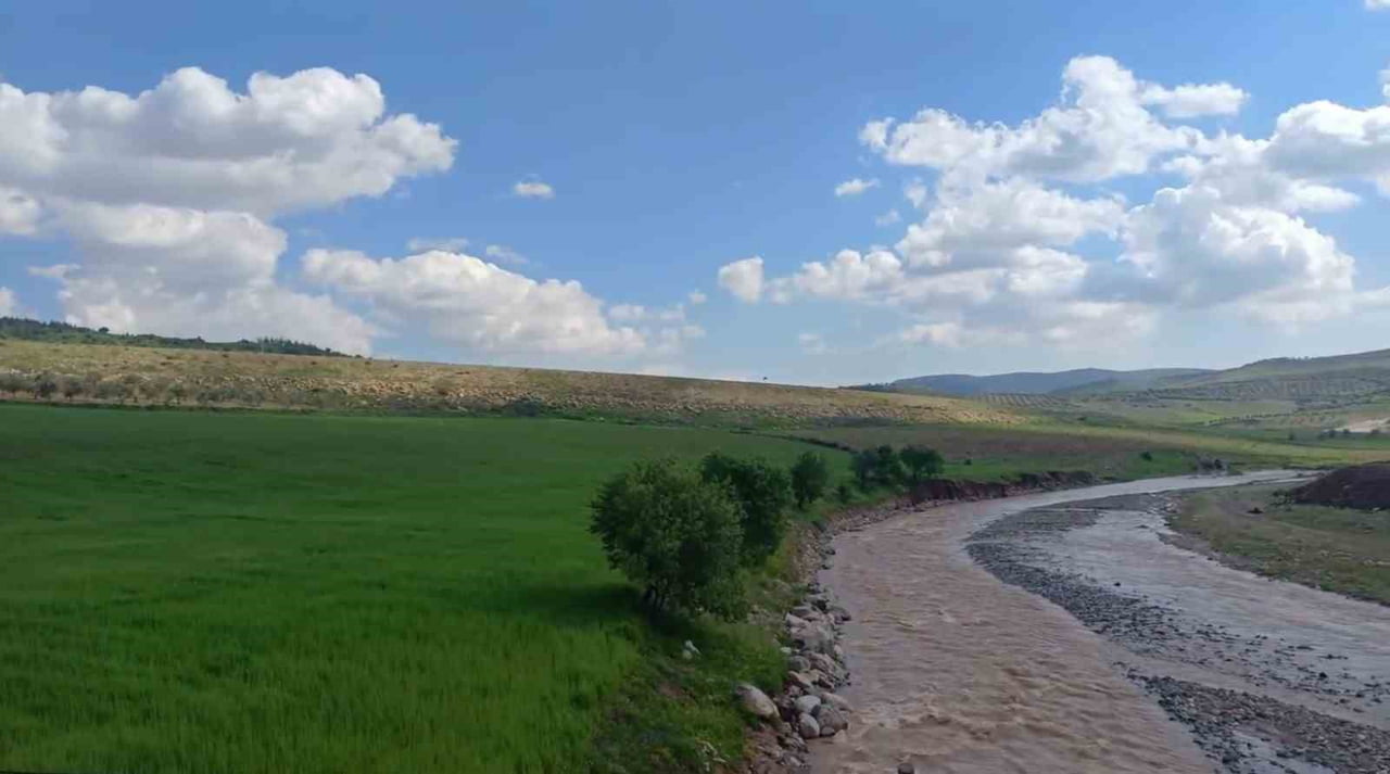 KİLİS’TE YAĞIŞLAR ‘SABUN SUYU’NUN’ DEBİSİNİ ARTIRDI