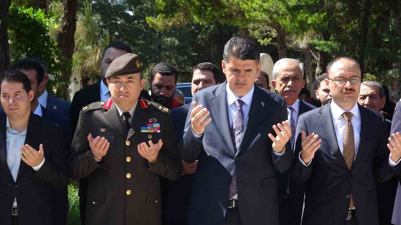 KİLİS VALİSİ ÖMER KALAYLI, KURBAN BAYRAMI AREFESİNDE ASRİ MEZARLIK'TAKİ ŞEHİTLİĞİ ZİYARET EDEREK...