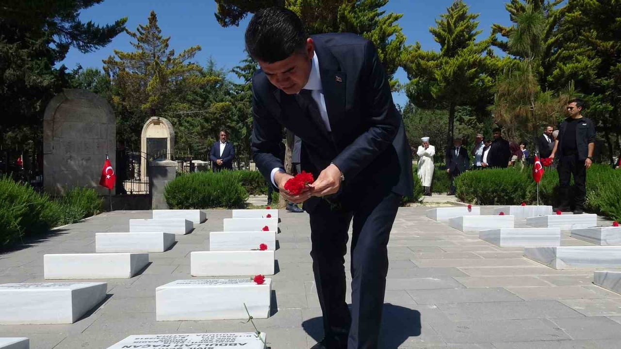 KİLİS VALİSİ ÖMER KALAYLI, KURBAN BAYRAMI AREFESİNDE ASRİ MEZARLIK'TAKİ ŞEHİTLİĞİ ZİYARET EDEREK...