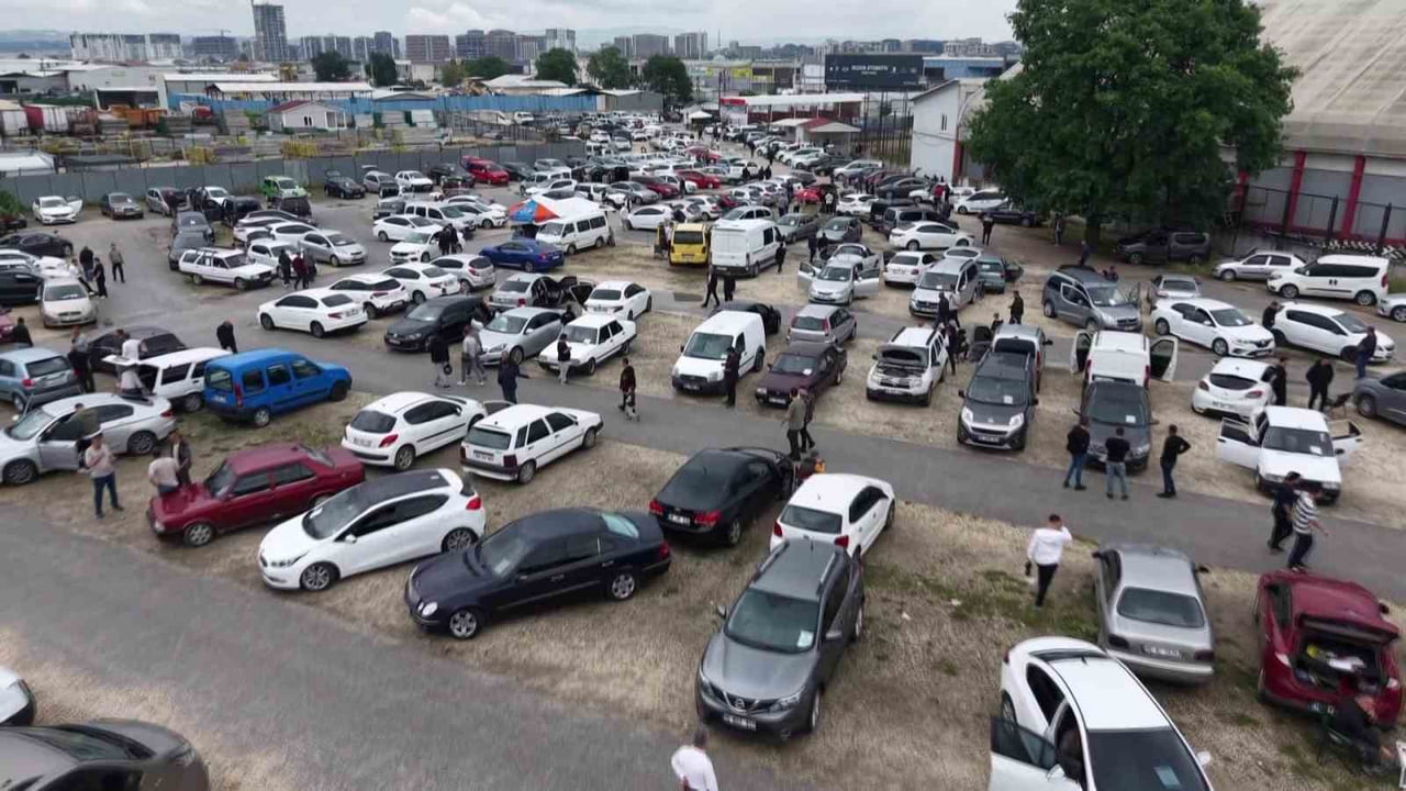 KİMİ AİLESİYLE, KİMİ USTASIYLA, KİMİ İSE ARKADAŞLARIYLA PAZARDA ARAÇ BAKARKEN, İKİNCİ EL...