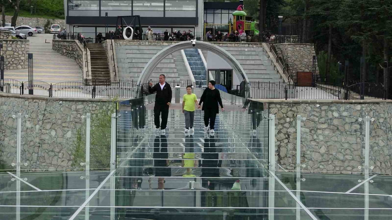 KİRAZLIDERE CAM SEYİR TERASI, 3 YILDA YAKLAŞIK 1 MİLYON 100 BİN ZİYARETÇİYİ AĞIRLADI.