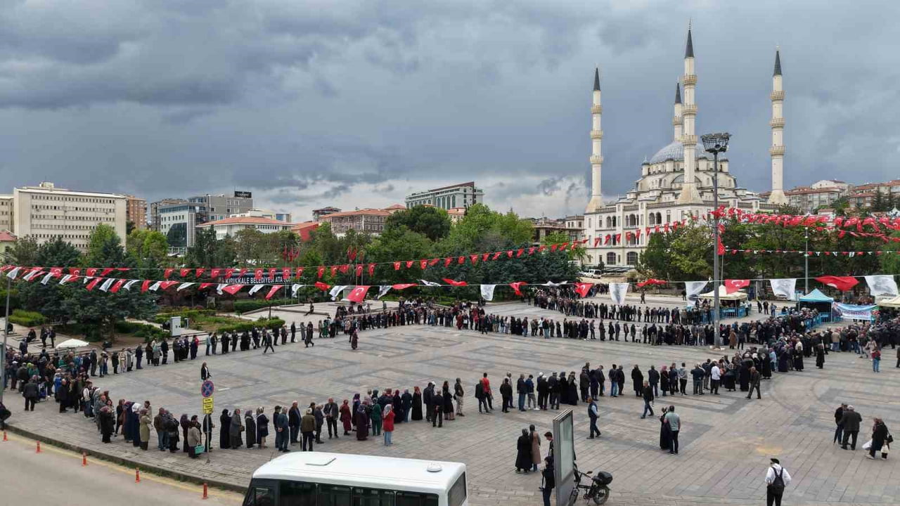 KIRIKKALE'DE ÜCRETSİZ SEBZE FİDESİ DAĞITIMI İÇİN GENCİNDEN YAŞLISINA BİNLERCE VATANDAŞ, SAATLER...