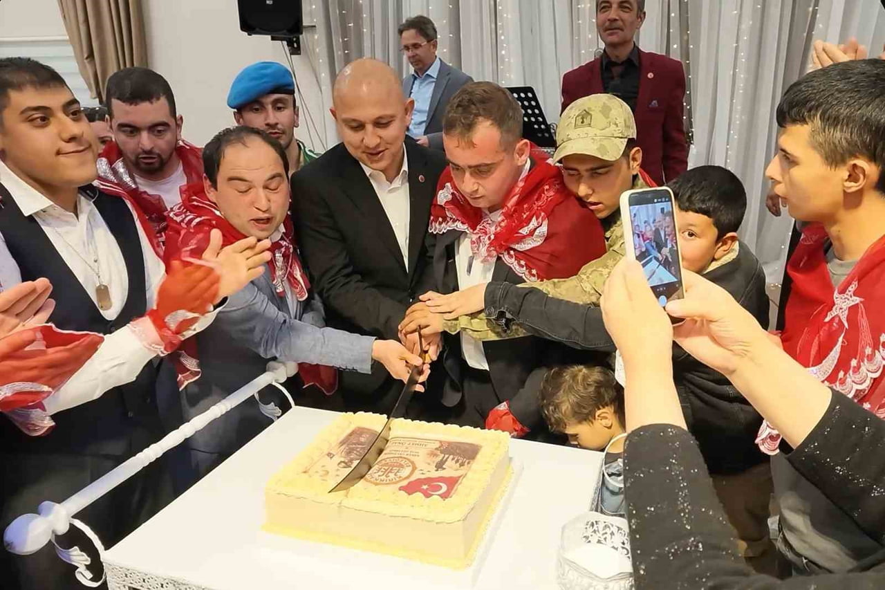 KIRIKKALE BELEDİYE BAŞKANI AHMET ÖNAL (ORTADAKİ) ÖZEL BİREYLERLE PASTA KESTİ