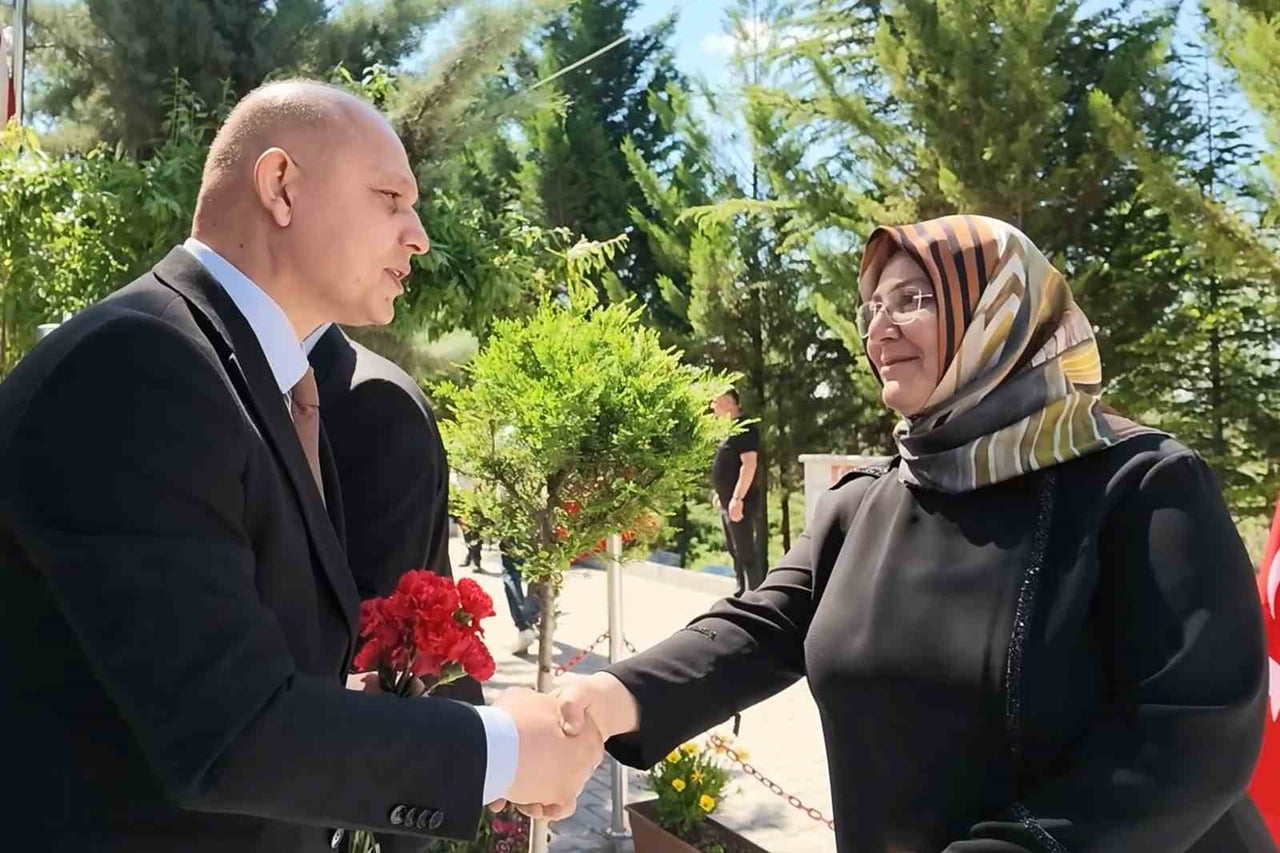 KIRIKKALE BELEDİYE BAŞKANI AHMET ÖNAL ŞEHİT AİLESİYLE BAYRAMLAŞTI