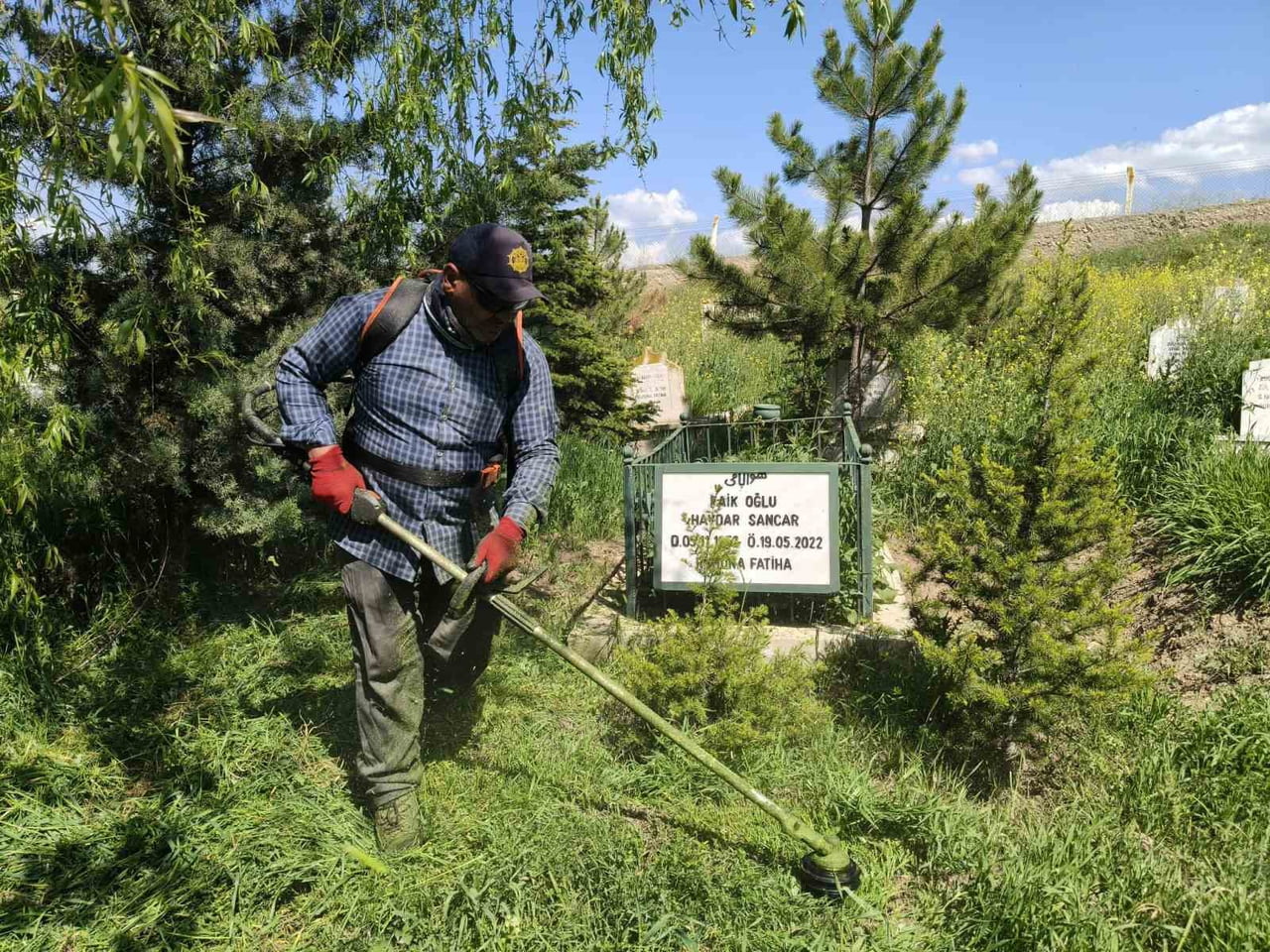 KIRIKKALE BELEDİYESİ EKİPLERİ, AŞAĞI MAHMUTLAR MAHALLESİ’NDE BULUNAN MEZARLIKTA OT BİÇME VE ÇEVRE...