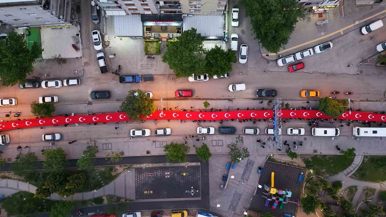 KIRIKKALE’DE 19 MAYIS COŞKUSU, METRELERCE UZUNLUĞUNDAKİ DEV TÜRK BAYRAĞININ TAŞINDIĞI FENER...