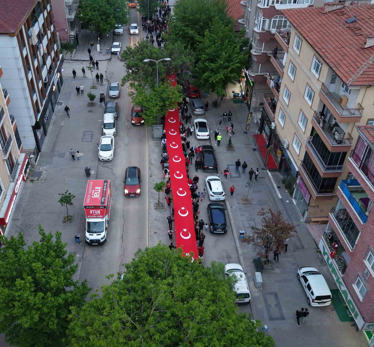 KIRIKKALE’DE 19 MAYIS COŞKUSU, METRELERCE UZUNLUĞUNDAKİ DEV TÜRK BAYRAĞININ TAŞINDIĞI FENER...