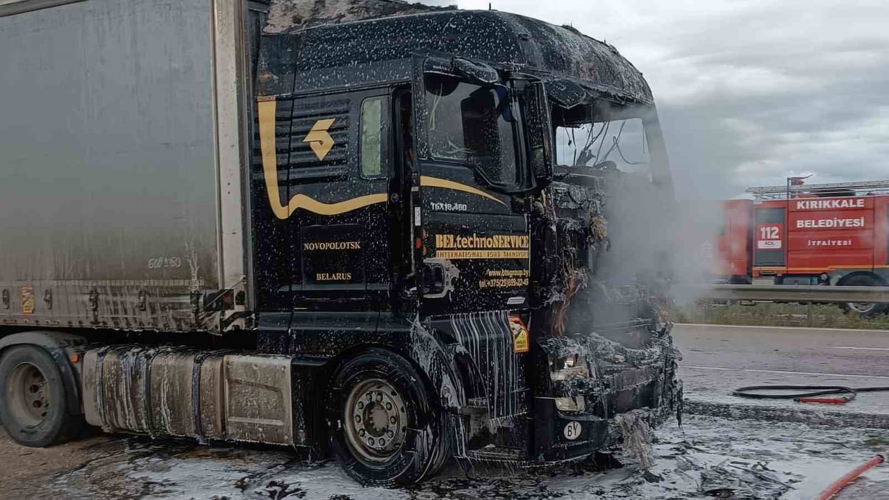 KIRIKKALE’DE DORSESİNDE KERESTE YÜKLÜ ÇEKİCİNİN MOTOR BÖLÜMÜNDE ÇIKAN YANGIN, İTFAİYE EKİPLERİNCE...