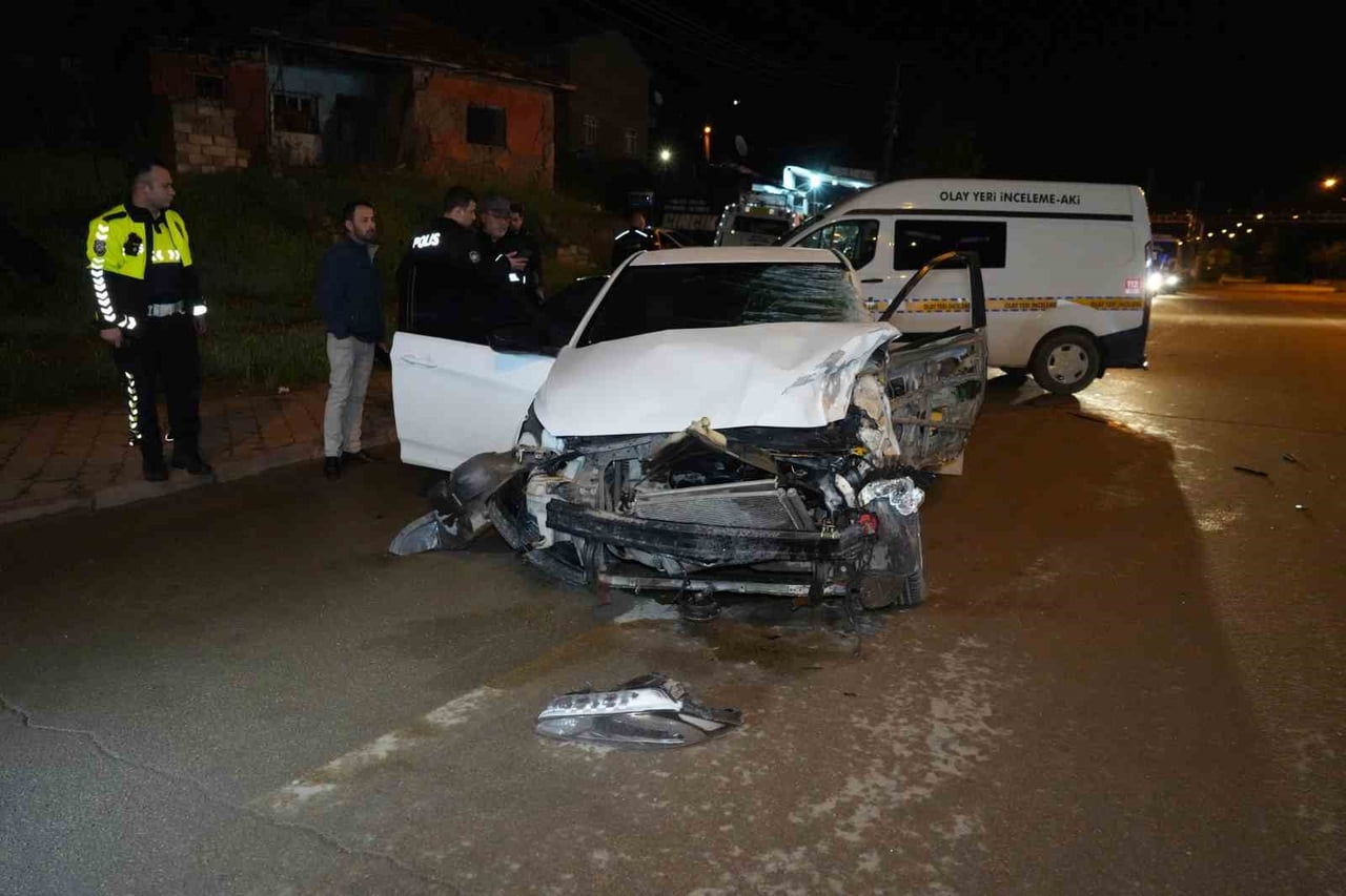 KIRIKKALE’DE KONTROLDEN ÇIKARAK ÖNCE TRAFİK IŞIKLARINA ARDINDAN PARK HALİNDEKİ ÇEKİCİYE ÇARPAN...