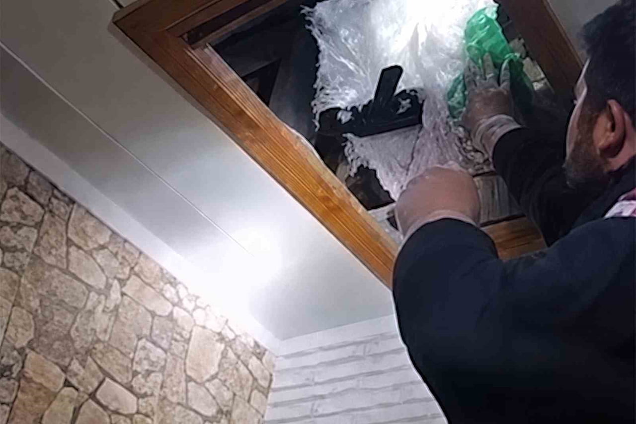 KIRIKKALE’DE POLİS EKİPLERİNCE DÜZENLENEN OPERASYONDA, EVİN ÇATI KISMINDA ÇUVAL İÇERİSİNDE...