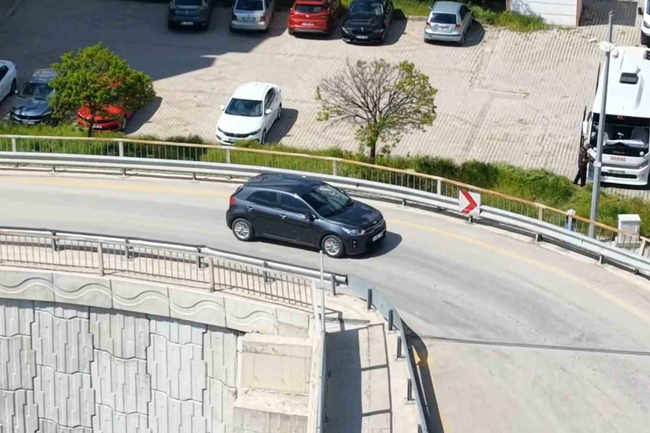 KIRIKKALE’DE TRAFİK UYGULAMASINI FARK EDİNCE GERİ GERİ MANEVRA YAPARAK KAÇMAYA ÇALIŞAN EHLİYETSİZ...