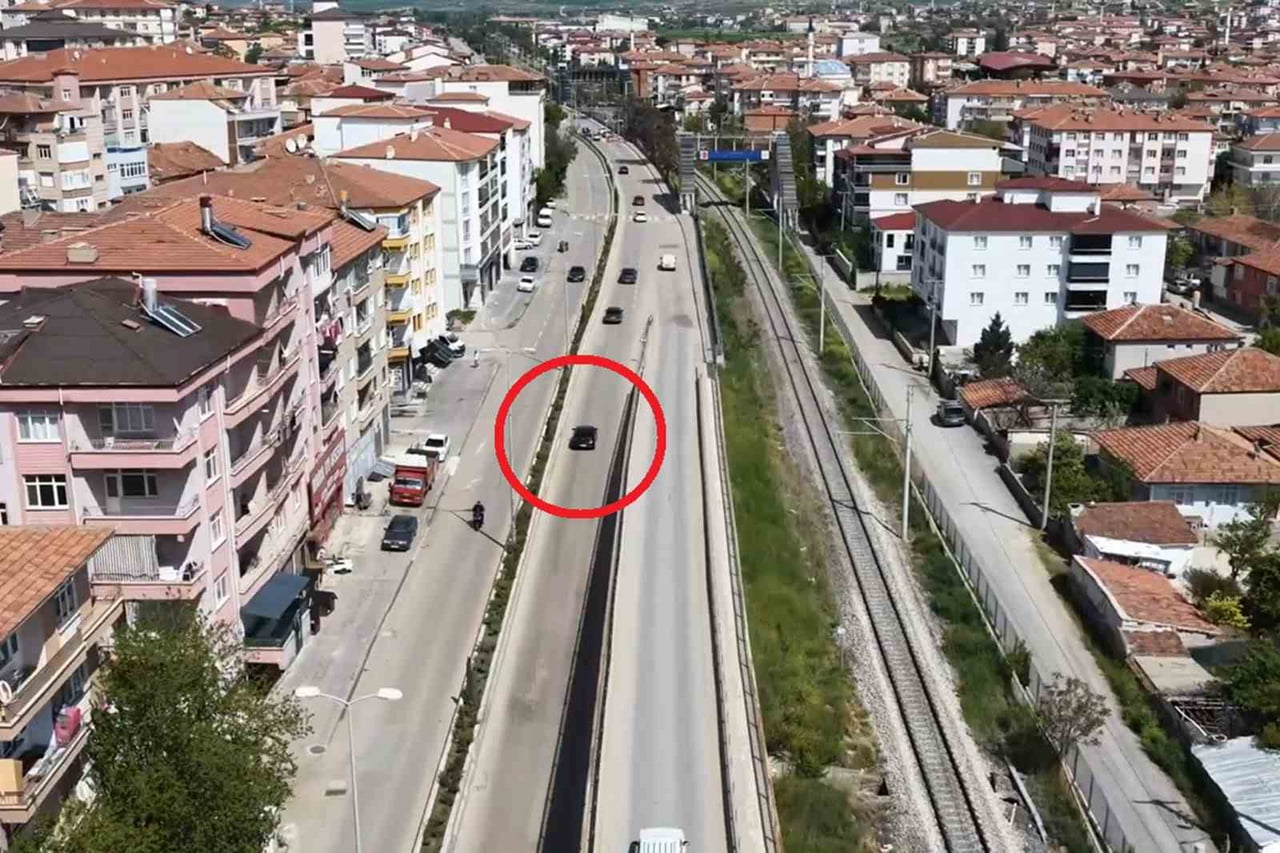 KIRIKKALE’DE TRAFİK UYGULAMASINI FARK EDİNCE GERİ GERİ MANEVRA YAPARAK KAÇMAYA ÇALIŞAN EHLİYETSİZ...