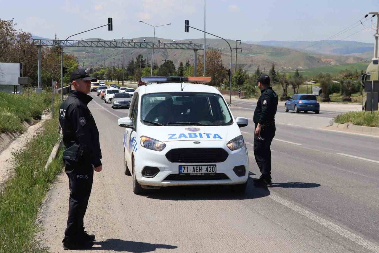 KIRIKKALE’DE ZABITA VE POLİS EKİPLERİNCE DÜZENLENEN ORTAK DENETİMDE, DİLENCİLİK YAPTIĞI BELİRLENEN...