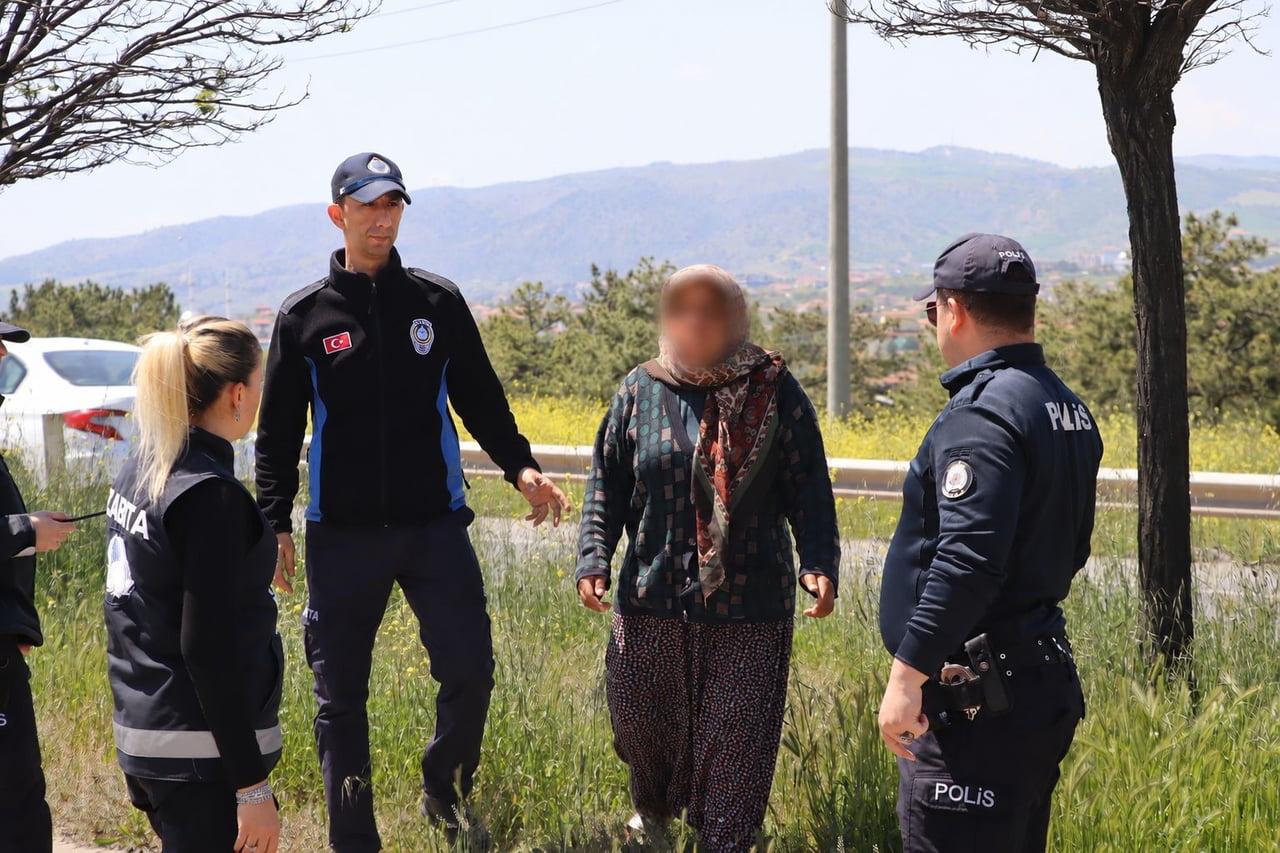 KIRIKKALE’DE ZABITA VE POLİS EKİPLERİNCE DÜZENLENEN ORTAK DENETİMDE, DİLENCİLİK YAPTIĞI BELİRLENEN...
