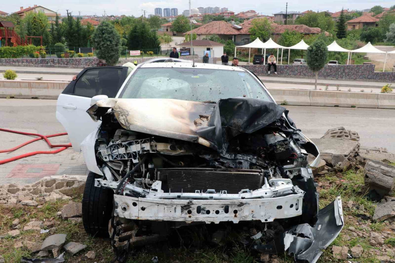 KIRIKKALE’NİN YAHŞİHAN İLÇESİNDE SÜRÜCÜSÜNÜN DİREKSİYON HAKİMİYETİNİ KAYBETTİĞİ OTOMOBİL, BAHÇE...