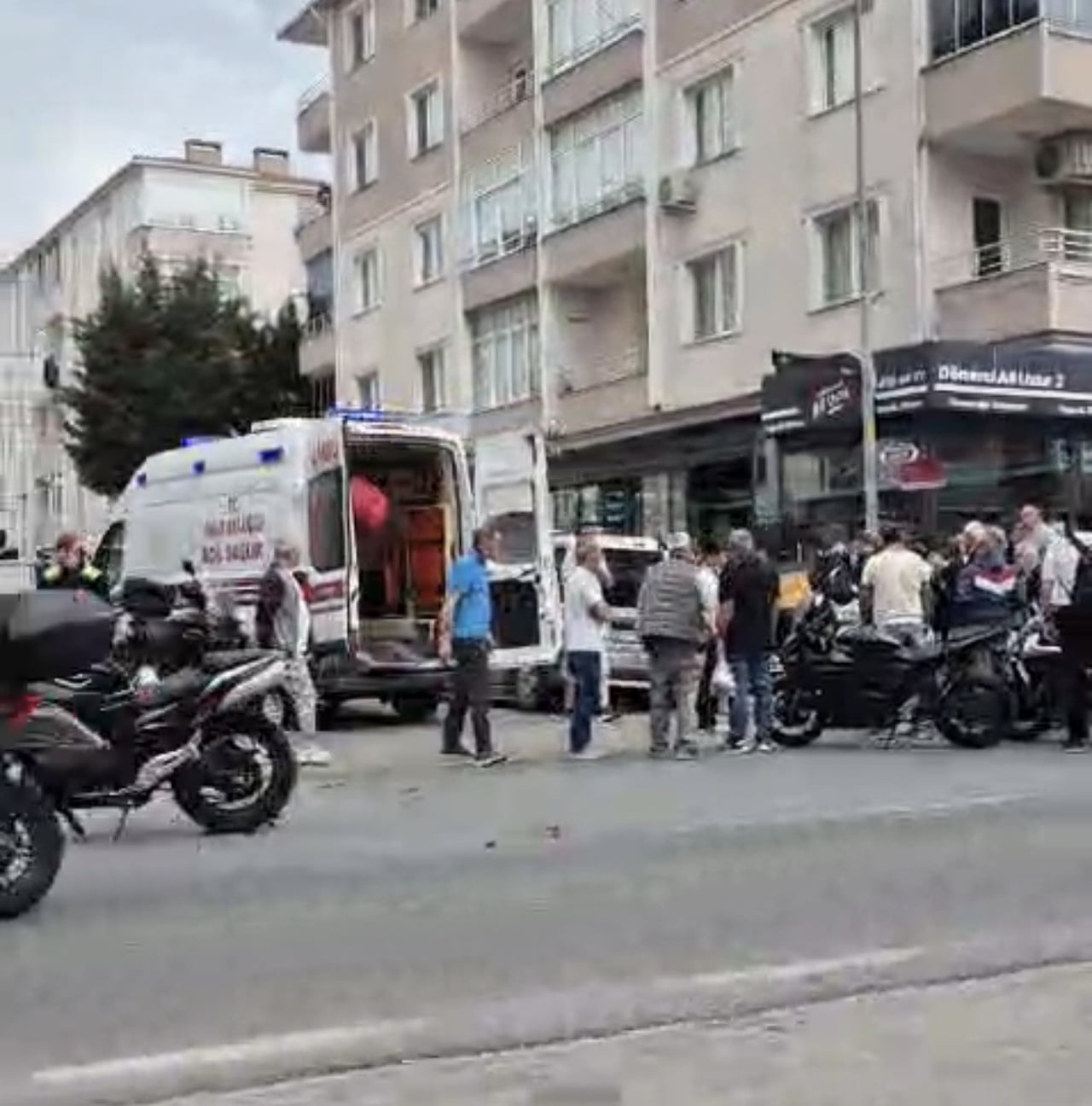 KIRKLARELİ’NİN LÜLEBURGAZ İLÇESİNDE YOLUN KARŞISINA GEÇMEYE ÇALIŞAN YAYA, MOTOSİKLETİN ÇARPMASI...