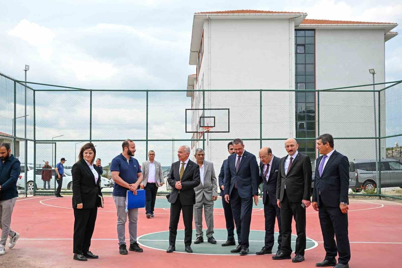 KIRKLARELİ VALİSİ UĞUR TURAN, PINARHİSAR KAYMAKAMI ENVER ÖZDERİN VE İL MİLLÎ EĞİTİM MÜDÜRÜ MURAT...