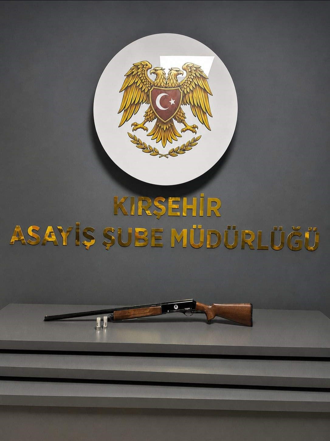KIRŞEHİR'DE 2 FARKLI İKAM ETTE RUHSATSIZ AV TÜFEĞİ VE FİŞEK ELE GEÇİRİLDİ.
