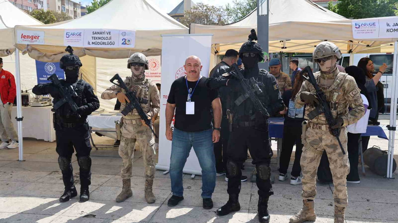 KIRŞEHİR'DE BU YIL 5'İNCİSİ DÜZENLENEN BİLİM ŞENLİĞİ'NDE JANDARMA EKİPLERİNİN KURDUĞU STANT...