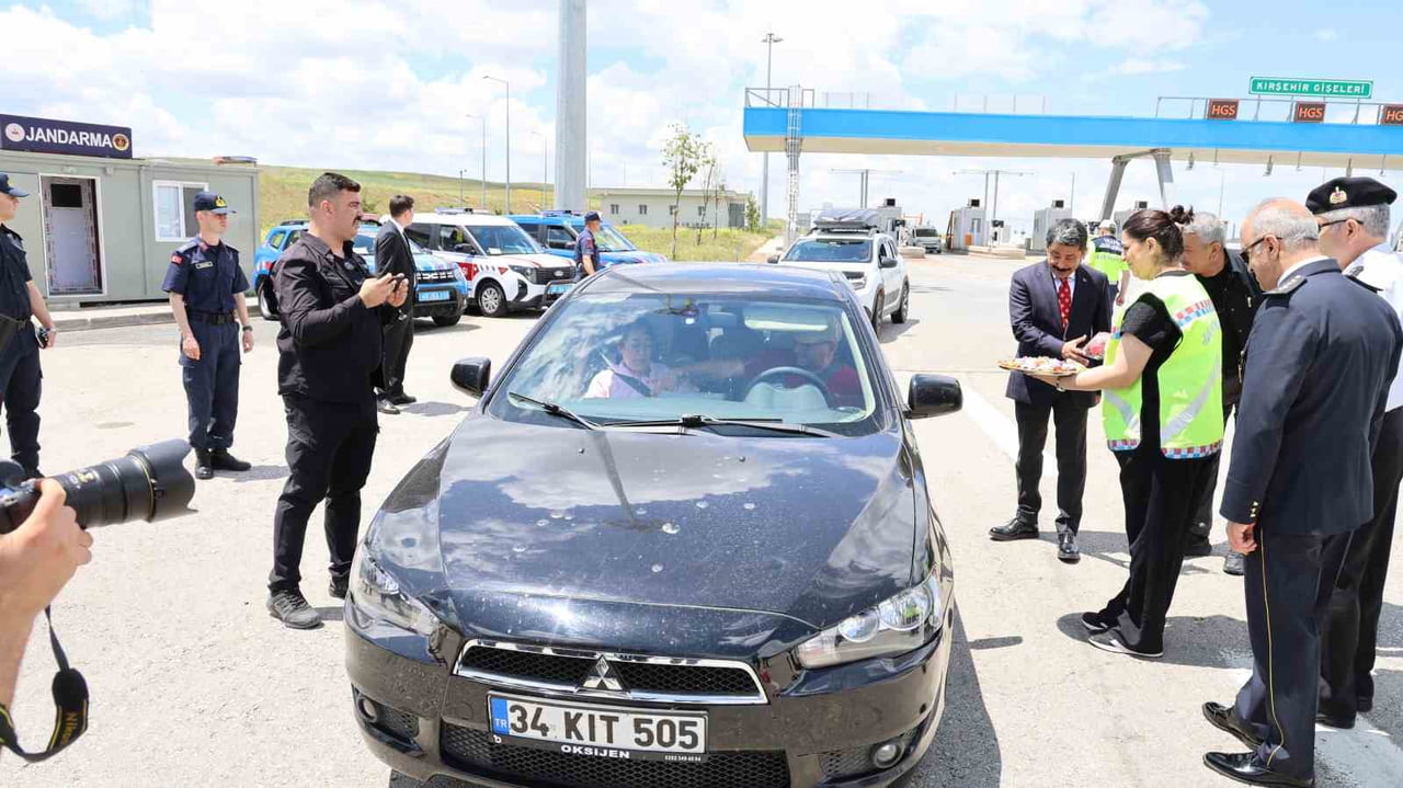 KIRŞEHİR'DE DEVLET PROTOKOLÜ BAYRAM ÖNCESİNDE DEVLET KARAYOLU VE OTOBAN GİŞELERİNDE SÜRÜCÜLERİ...