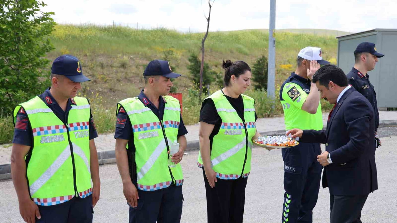 KIRŞEHİR'DE DEVLET PROTOKOLÜ BAYRAM ÖNCESİNDE DEVLET KARAYOLU VE OTOBAN GİŞELERİNDE SÜRÜCÜLERİ...